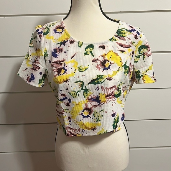 Miss Me Tops - Miss Me Floral Zip Crop